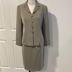 Le Suit 2 piece skirt set 6P